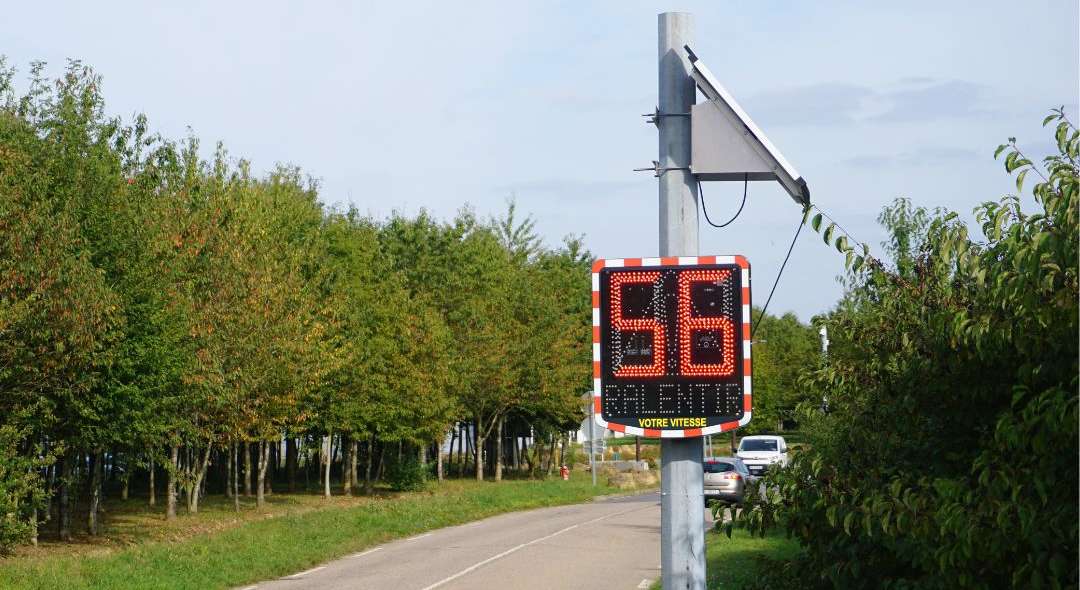 Zoom sur les systèmes de signalisation intelligents : kit pétion, radar pédagogique…